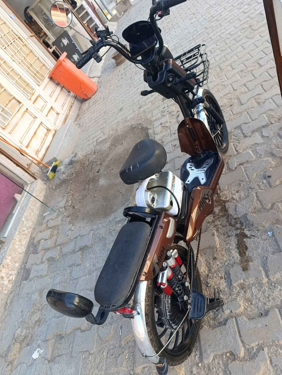 السلام عليكم 
دراجه شحن بصمه ريمونت وجوزه جديده واستخدام قليل جانت متروكه بدلت تخم باتريات جديده البارحه نظيفه وحلوه ولونه حلو السعر 300 وبيه مجال بسيط ***********
