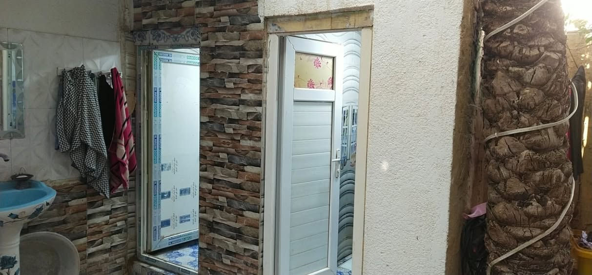 يت طابو في حي الصدرين الثانيه قرب سكلة بيت جليبه ابو ستار مقابيل بيت كريم المحامي مساحة البيت 150 م مشيد من الطابوق ومسقف كونكريت بيت قديم بس بحالة جيده يتكون من غرفتين وصاله ومطبخ واستقبال وصحيات خارجيه السعر 95 مليون للاستفسار اكثر اتصال ***********
