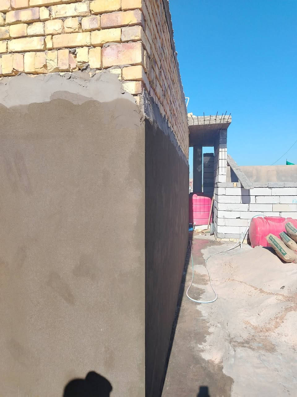 سلام عليكم نحن كادر لبخ متفرغ حاليا نعمل جص سكوف وجدار لبخ وتبياض رقم الهاتف للاتصال والمراسله وتساب ***********
