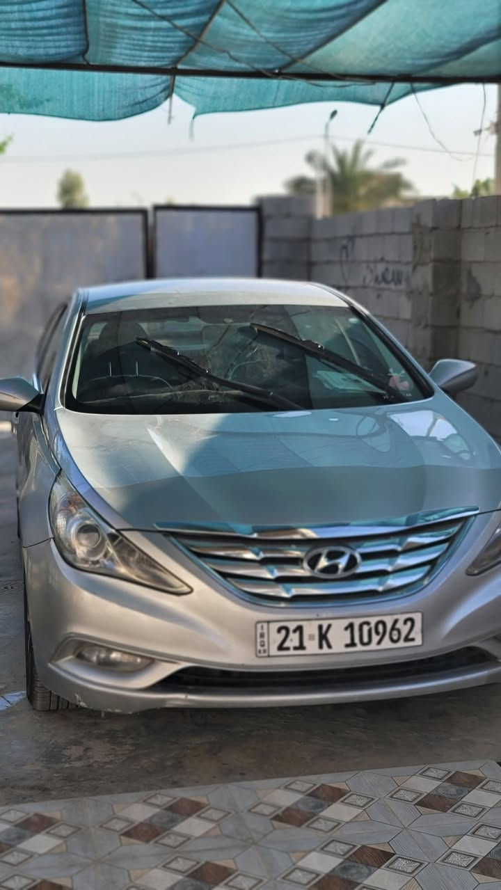 النوع: هيونداي سوناتا (Sonata 20Y)
الموديل: 2011.
​المحرك والـجير: كير ومكينة مكفولات وبشرط الفحص 100%.
​الوضع العام: السيّارة بنظافة ممتازة داخلياً وخارجياً، تحتوي على 3قطع صبغ ابيع حزام صبغ ضربات بسيطة جداً وسيرفس في الجوانب (موضحة في الصور) لا تؤثر على شكل أو أداء السيارة.
​الداخلية: كشنات جلد أسود نظيفة جداً، تحكم مقود، وباقي المواصفات المعروفة للسوناتا.
​الرقم: رقم مميز (21 K 10962) إقليم كردستان.
​💰 السعر المطلوب: 85ورقة ($8,000) وبيه مجال بسيط للشراي الطيب.
📍 المكان: [ديالى شهربان المقداديه]
📞 للتواصل والاستفسار: [***********
