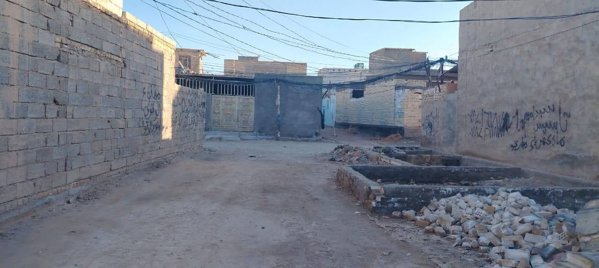 السلام عليكم بيت للبيع المساحه حوالي 800 متر يحتوي على عرصه بتلو بالبدايه وشارع خاص بالبيت وكراج مقابيل البيت و عرصه جانب البيت محدوله سبيس جاهزه للبناء وبيت بناء جديد مساحه 200 متر سقف كونكريت جاهز يحتوي علـّۓ. 3 غرف وصاله واستقبال خارجيه مع صحيات داخل البيت وخارجع البيت ومطبخ  طابق واحد بعده ما مسوي طابق ثاني تصلح للعائله الكبيره او مخازن العنوان شارع الصب مقابل حي العسكري بفرع جسر المشاه شارع تبليط نهايه الشارع ثاني بيت الشارع الخاص بالبيت منطقه هدوء والبيت بحكم كبر مساحته وشارع خاص الجيران بعيدين عن المنزل للاستفسار اكثر الاتصال / ***********
