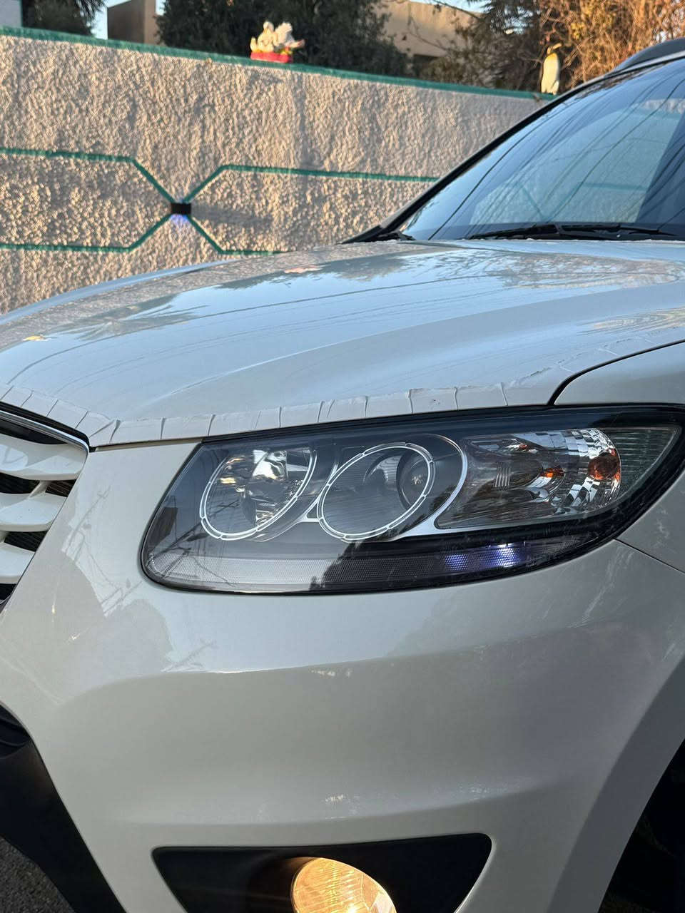 السلام عليكم اخوان هيونداي سنتافي موديل ٢٠١٢ استلام الشركة العامه للسيارات الوجبه الأولى باسمي من الزيرو رقم بغداد الجديدة السيارة ماشية ٧٢ الف  جديدة جدا ومكفولة من ضربة وصبغ وتبديل بعدها بجياست الشركة كير محرك مكفول من الفتح المواصفات فور ويل حساس خلفي كامره مري شفط داخل بيجي 5 ويل كب محرك ٣٥٠٠ و٦ سلندر مكاني بغداد السعر (178)رقمي للاتصال ***********
