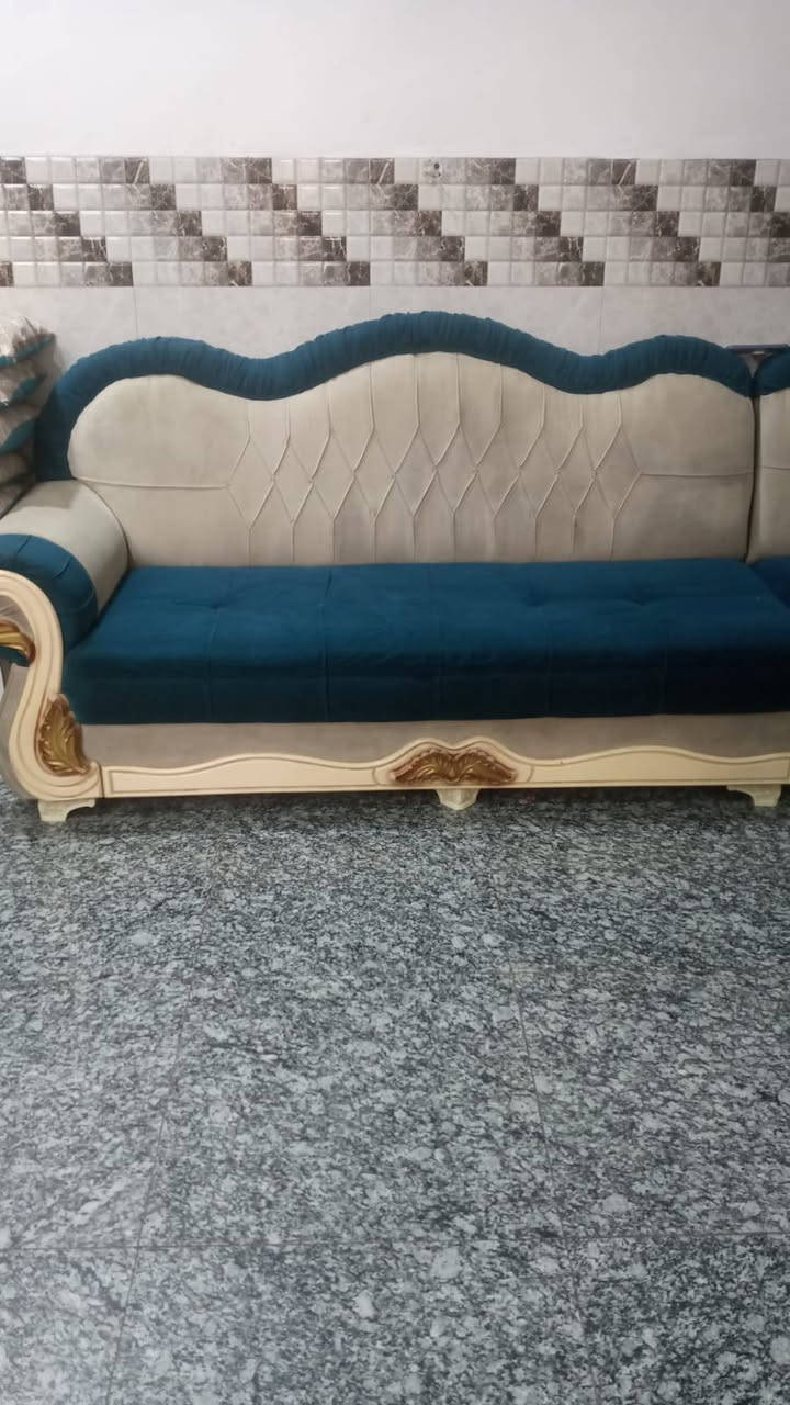 🛋️ تخم قنفات ملكي (مستعمل بحالة ممتازة) للبيع! ✨
​لكل من يبحث عن الأناقة والراحة وبسعر مناسب جداً، متوفر الآن تخم قنفات مميز بتصميم "حرف L" مثالي للزوايا والاستغلال الذكي للمساحات.
​🌟 أهم مميزات التخم:
​الألوان: تناسق راقٍ وجذاب بين اللونين التركوازي والبيجي.
​القماش: مخملي فخم، ناعم الملمس وسهل التنظيف.
​المتانة: تنجيد متين عالي الجودة مع قاعدة كلاسيكية بنقشة ذهبية مميزة.
​الاستخدام: تصميم مريح جداً ومناسب تماماً للمجالس، غرف المعيشة، أو الاستقبال.
​الحالة: مستعمل بنظافة عالية وبحالة ممتازة. حلة, بابل


**إذا كنت صاحب هذا الإعلان وتريد حذفه لأي سبب، رجاءا أرسل رسالة إلى الدعم الفني**