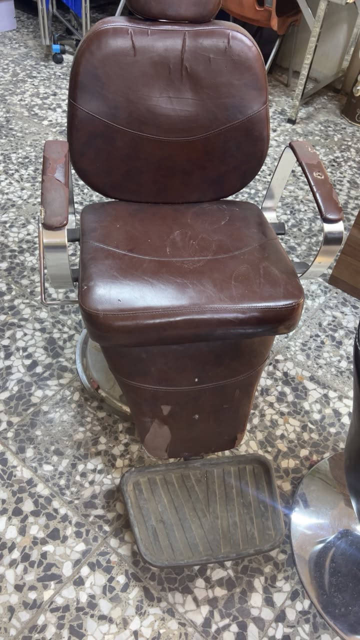 من رخصة الأدمن كراسي حلاقة للبيع. سعر لكرسي الاسود الواحد ع 100عدد 2الاسود والجوزي ب50 شغلل كامل. ***********
