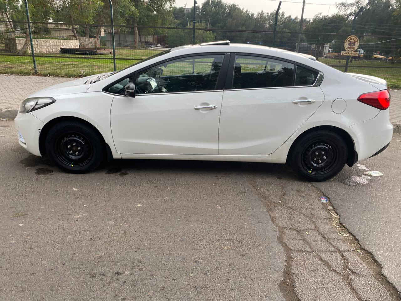 سلام عليكم سيراتو للبيع فقط موديل 2014 ماشيه 150 اي ضربه ما بيها عده البارد بالباب الخلفي والجهه الثانيه شويه بارد بالجملغ الخلفي صدر جديد امامي باتري جديد تخم تايم جديد هنه ويه لوياله مصار سبوعين السعر 130 وبيها مجال الشراي سياره بسمي تريد تحويل تريد وكاله رقم انكليزي وهزه جديده للاستفسار اكثر ع الرقم ***********
