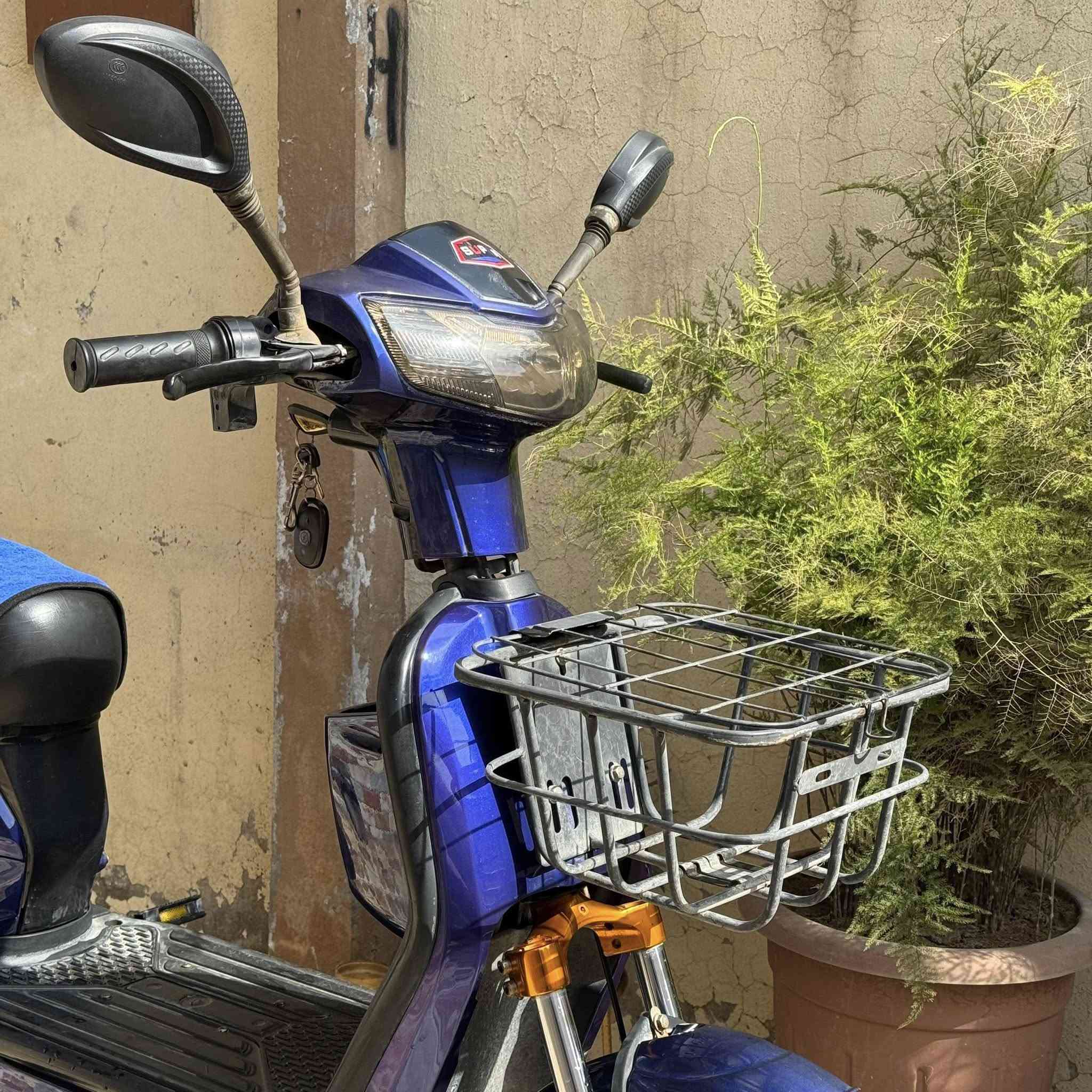 ماطور شحن للبيع

المواصفات:
1- سويج تشغيل عدد 2.
2- بصمة تشغيل عدد 2.
3- تشغيل عن بُعد.
4- اطفاء عن بُعد.
5- قفل وفتح عن بُعد.
6- قفل مانع سرقة.
7- السرعة 4 گير.
8- لايت واشارات وخلاط.
9- هورن وتنبيه مع الاشارة.
10- بطاريات عدد 5.
11- البطاريات مغلقة عدم السرقة والتعرض للماء.
12- سيباية جلوس او صندق اغراض بالخلف.
13- وقافية جانبية ووقافية وسطية.
14- حاملات اقدام عند الجلوس.
15- نشرة خلفية تعمل في الليل فقط لتنبيه المركبات.

الماطور نظيف وتايراته جديدة وغير مفتوح او مبدل فيه اي قطعة (وضع شركة) 
السعر: 450 الف وبيه مجال بسيط
المكان: الموصل الايسر حي الميثاق
التواصل واتساب: ***********
