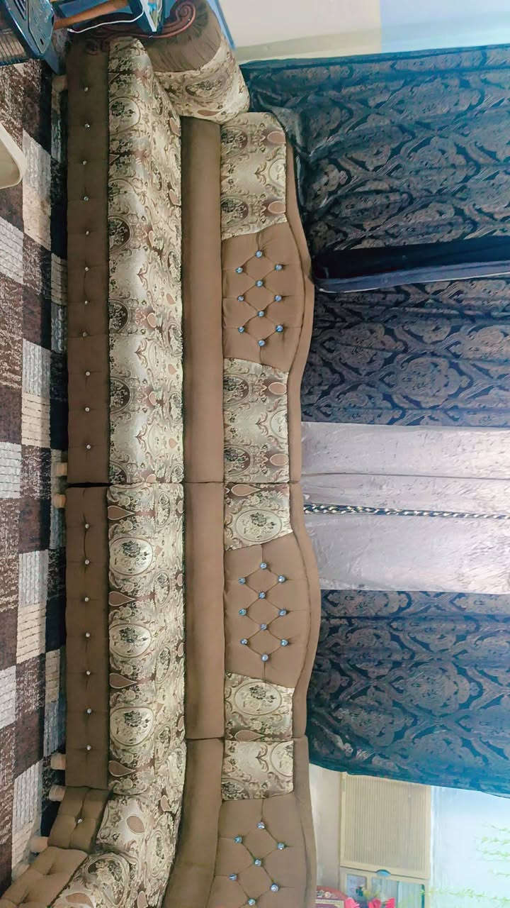 العنوان شقق الخضراء
السعر 300 وبي مجال 
5 قطع 
الرقم ***********
