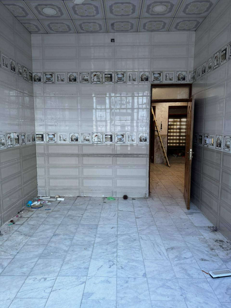 السلام عليكم 
بيت للبيع للبيع  
المساحة 150 
الطابق الارضي دوانية وصالة وغرفتين ومطبخ وصحيات داخلية وخارجية 
الطابق الثاني صاله وغرفه 
موقع البيت قرب مدرسة محمد باقر الصدر 
ملاحظة : البيت لا يباع بالمبادرة بيع مباشر فقط 
للاستفسار.. 
***********
