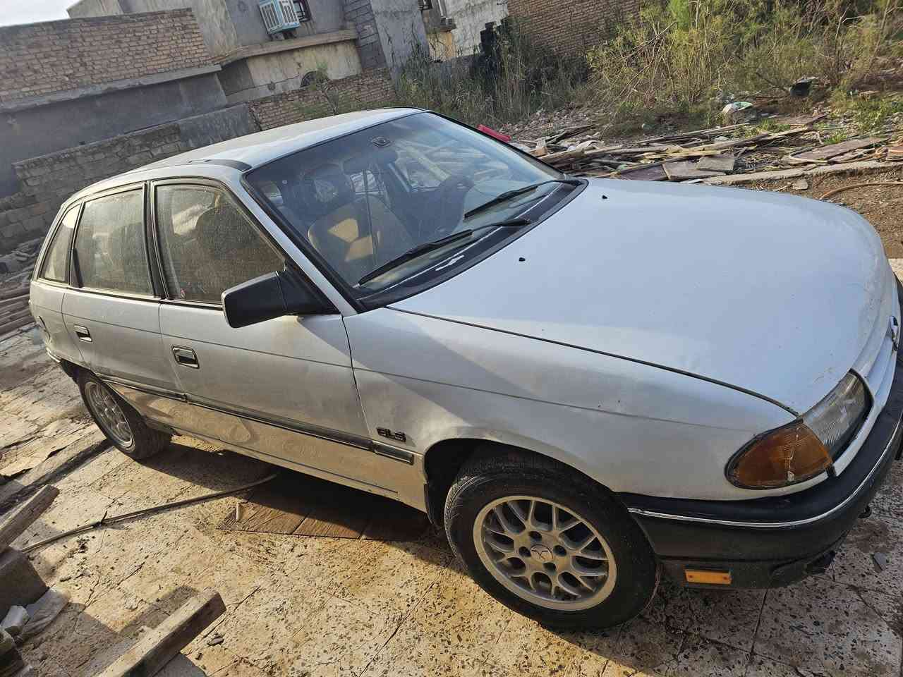 السلام عليكم اوبل استره موديل 92 السعر 30 وبيها مجال 
مكينه بيها تبخير كير عادي السياره حلوه بلاديه كرابائياتها كلها شغاله ويل كب رياضي دوشمه السياره بالكامل السياره باسمي مكاني ديالى بعقوبه للبيع فقط ***********تحويل مباشر
