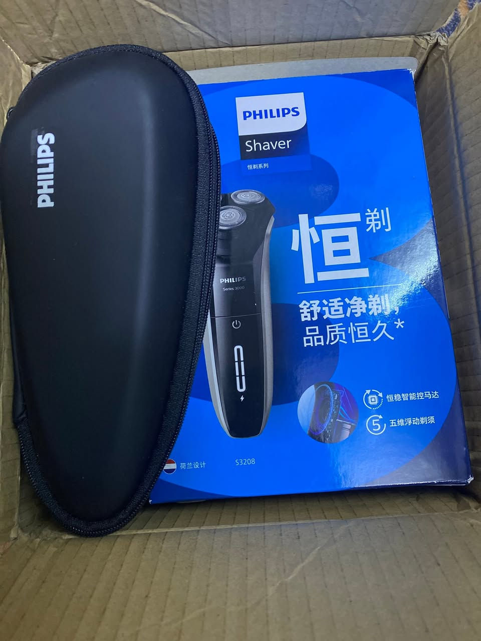 ماكينة حلاقة فيليبس Philips Series 3000 (موديل S3208)
ماكينة الحلاقة الأصلية من فيليبس المخصصة للحلاقة الجافة أو الرطبة.
🔹 أهم المواصفات المباشرة:
 رؤوس مرنة خماسية الأبعاد (5D): تتحرك في 5 اتجاهات مختلفة لتتبع انحناءات الوجه والرقبة بسلاسة.
 شفرات ComfortCut: مصممة لحلاقة نظيفة دون التسبب بجروح أو تهيج للبشرة.
 حلاقة جافة أو رطبة (Wet & Dry): يمكن استخدامها مع رغوة الحلاقة أو جافة، وهي مقاومة للماء لسهولة التنظيف تحت الحنفية.
 بطارية قوية: شحن سريع يكفي لاستخدامات متعددة، مع مؤشر LED يوضح مستوى الشحن.
 الملحقات المرفقة: الماكينة، سلك الشحن، فرشاة تنظيف صغيرة، وحافظة (كيس) حماية متينة للسفر.

السعر 40 الف


**إذا كنت صاحب هذا الإعلان وتريد حذفه لأي سبب، رجاءا أرسل رسالة إلى الدعم الفني**