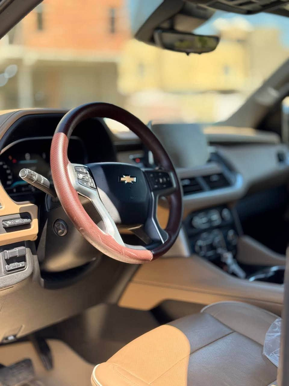 � للبيع | Chevrolet Tahoe Premier 2023 🚘
✨ شيفروليت تاهو PREMIER موديل 2023
📍 بحالة الوكالة
📏 عداد: ٧٢.٠٠٠ كم فقط
💲 السعر: 48,000 دولار

🔹 مواصفات فئة PREMIER (فل كامل):

* محرك V8 EcoTec3 سعة 5.3 لتر
* ناقل حركة أوتوماتيك 10 سرعات
* نظام دفع خلفي (2WD) أو رباعي (4WD) حسب الفئة
* جنوط ألمنيوم قياس 20 إنش
* مصابيح أمامية وخلفية LED
* إضاءة نهارية LED
* شبك أمامي ولمسات كروم فاخرة
* سقف بانوراما كهربائي
* باب خلفي كهربائي مع فتح وإغلاق بدون استخدام اليد
* دخول ذكي وتشغيل بالبصمة (Keyless Entry & Push Start)
* كاميرات محيطية 360°
* حساسات أمامية وخلفية
* نظام ركن أوتوماتيكي
* شاشة معلومات وترفيه 10.2 إنش
* شاشة عدادات رقمية 12 إنش
* شاشة عرض على الزجاج الأمامي (Head-Up Display)
* نظام صوتي BOSE فاخر
* Apple CarPlay وAndroid Auto لاسلكي
* شاحن لاسلكي للهاتف
* مقاعد جلد فاخرة
* المقاعد الأمامية كهربائية مع الذاكرة والتدفئة والتبريد
* تدفئة لمقاعد الصف الثاني
* مقود جلد متعدد الوظائف مع تدفئة
* مكيف أوتوماتيكي ثلاثي المناطق
* تشغيل عن بُعد
* مثبت سرعة ذكي (Adaptive Cruise Control) (إذا كانت السيارة مجهزة به)
* نظام المحافظة على المسار
* تنبيه مغادرة المسار
* مراقبة النقطة العمياء
* تنبيه حركة المرور الخلفية
* فرملة طوارئ أوتوماتيكية
* تحذير الاصطدام الأمامي
* مراقبة ضغط الإطارات (TPMS)
* نظام الثبات الإلكتروني (StabiliTrak)
* فرامل ABS مع EBD
* وسائد هوائية متعددة

💰 السعر: 48.000دولار$

السياره بيه ملاحظة وحدة
باب الصدر مبدل نفس لون باقي كفالة

ومغلفه ppf ب كامل
📍 العنوان: معرض حجي خالد
الهاتف: ***********
