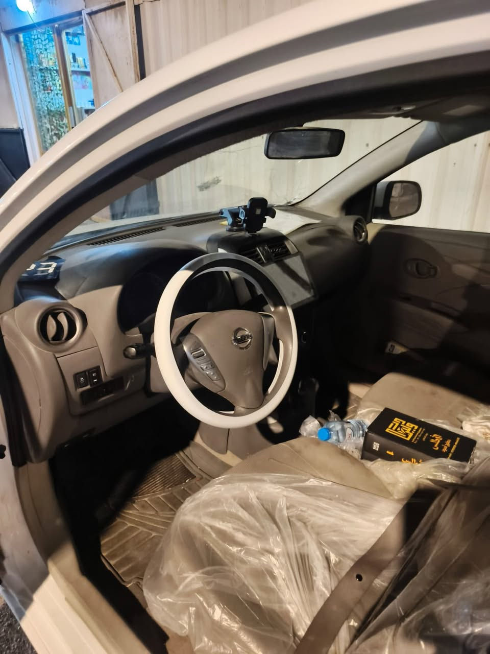 نيسان صني هندي
مديل 23 
مكينة كير تبريد كفالة عامة 
تخم تايرات جدد 
حساسات خلفية وكامرة 
شاشة جبيرة وتحكمات استيرا 
ضربتها جاملق وبنيد 
وبيها بارد بالصندوك وبارد بالجاملق 
رقم تلفون ***********
 سعر ١٠٣ بيهه مجال
