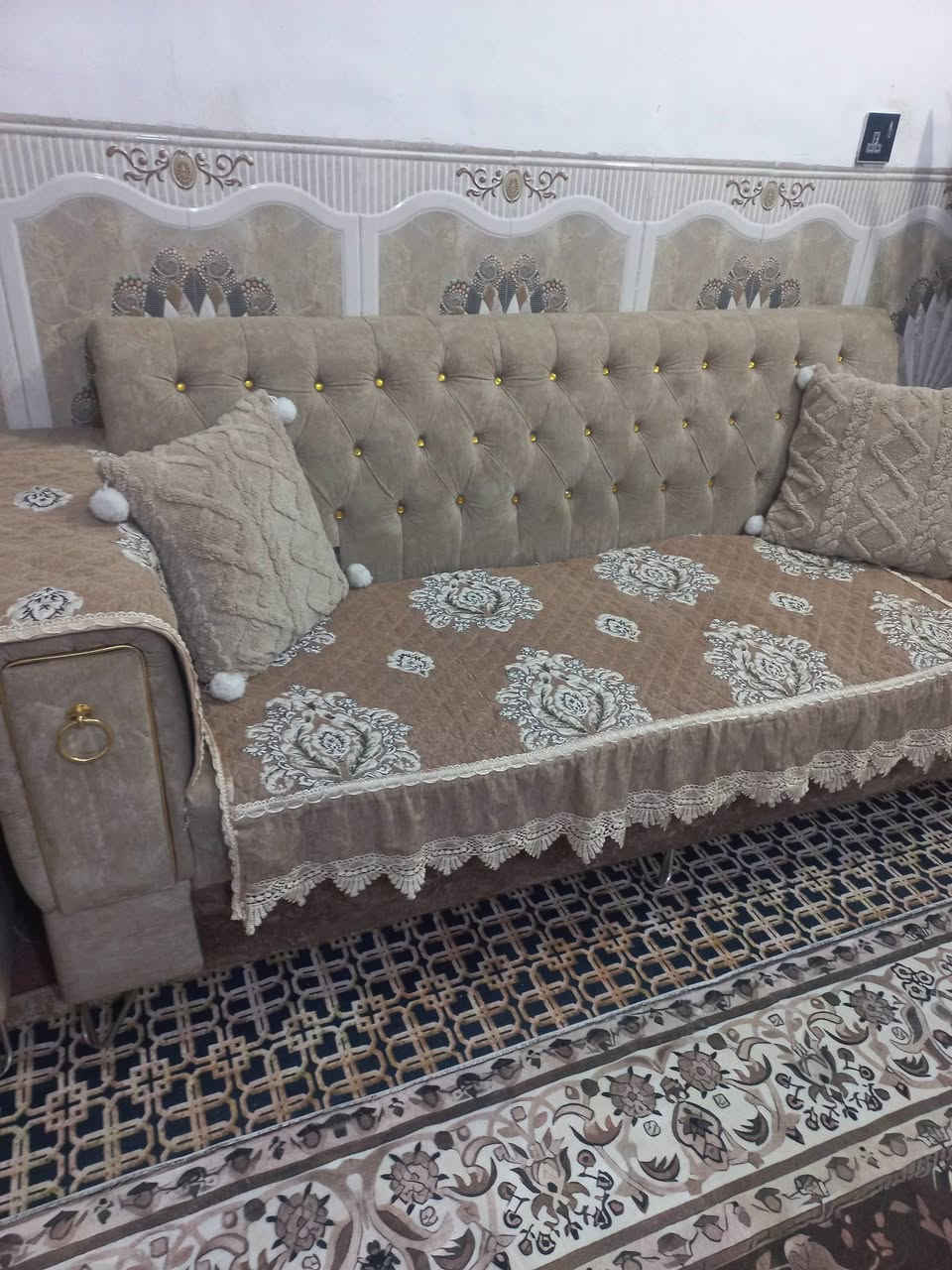 السلام عليكم قنفتين للبيع نجارة العنوان بغداد التصال على هذا الرقم***********
