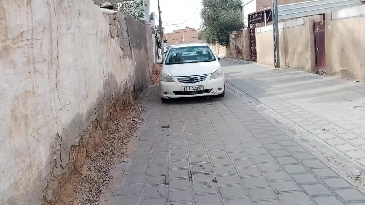 السلام عليكم دار للبيع طابو صرف بالعطيشي خلف البطاقة الوطنية مساحة 200متر بناء قديم عكاده وجه 10م ونزال 20 متر سعر 145 مليون وبيها مجال 
للاستفسار ***********
