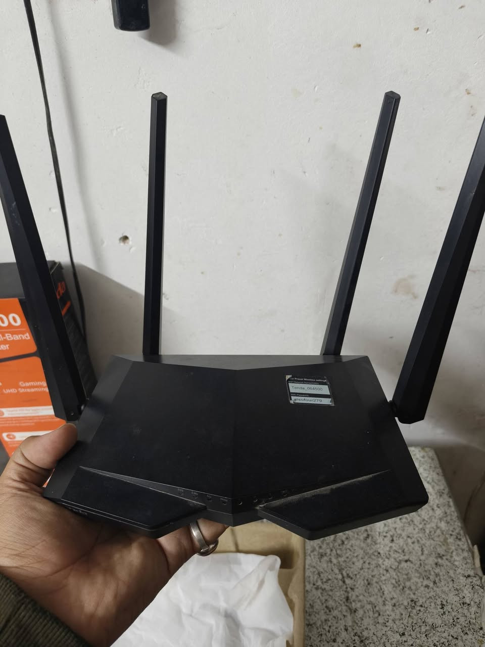 للبيع راوتر Tenda AC6 غني عن التعريف، الجهاز بحالة الوكالة ونظافة 100%، استخدامه قليل جداً وكامل مع ملحقاته والكرتون.​أهم المواصفات والمميزات:
​نظام Dual-Band: يدعم ترددين (2.4GHz و 5GHz) لضمان سرعة إنترنت عالية واستقرارية تامة.
​4 هوائيات (Antennas): توفر تغطية قوية ومساحة أوسع داخل البيت أو المكتب.
​مثالي للألعاب والستريم: يدعم تقنية MU-MIMO و Beamforming+ لتقليل "اللاگ" وبث الـ UHD بدون تقطيع.
​تحكم ذكي: تكدر تتحكم بالراوتر، تغير الرمز، وتحدد السرعة للمتصلين عن طريق تطبيق (Tenda App) بالموبايل.
​النظافة: الجهاز نظيف جداً وشغال بامتياز (بشرط الفحص).
​💰 السعر: 35,000 دينار عراقي (وبي مجال بسيط للشراي المباشر).
📍 الموقع: بغداد.مدينة الصدر قطاع 40
📞 للتواصل والاستفسار: [***********]
