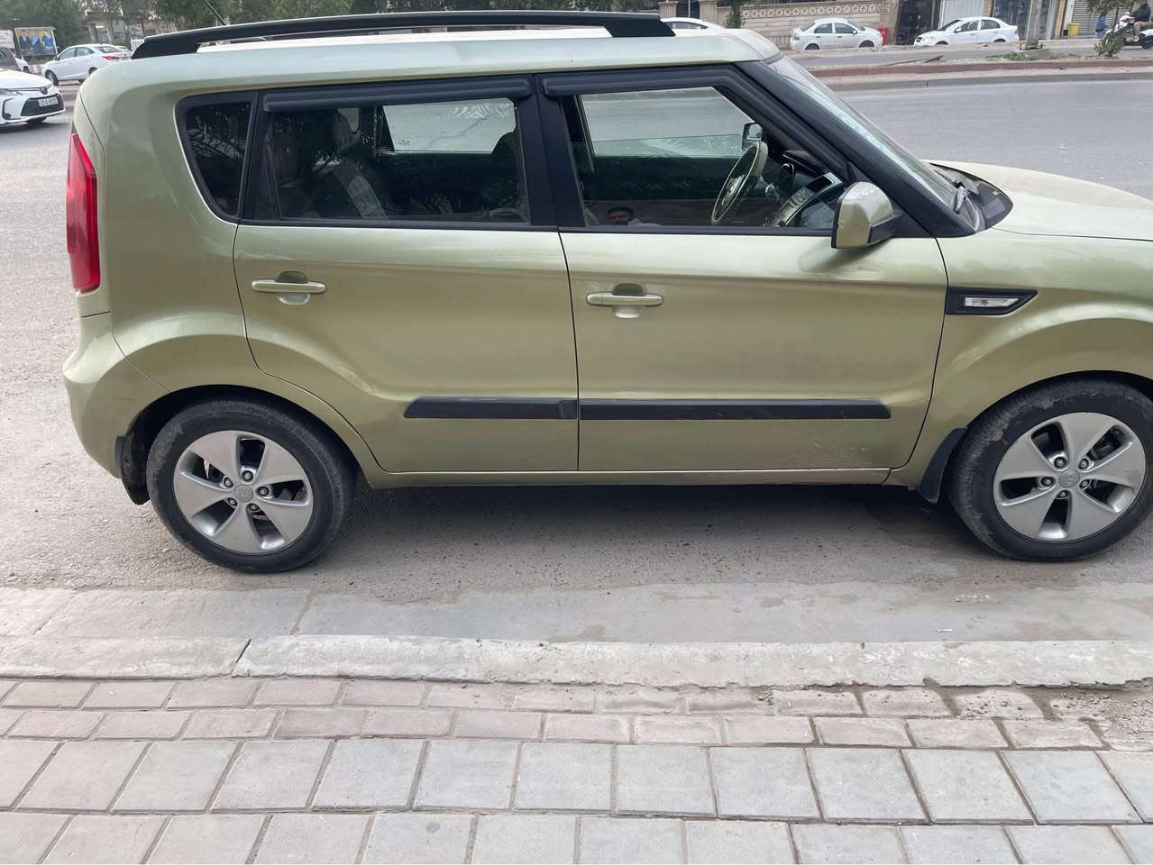 كيا صول 2013 جديده واردد امريكي حادثه جاملغ فقط بدون دواخل محرك 1600 باسمي رقم بغداد دولي وبيه صفحه جارده ونرشت كلير بدون حادث كير مكينه صدر تايرات تبريد دوشمه جديده تحكم استيرن ومكاني بغداد الدوره والسعر (86 ) وبيه مجال ***********/*********** بغداد, العراق
