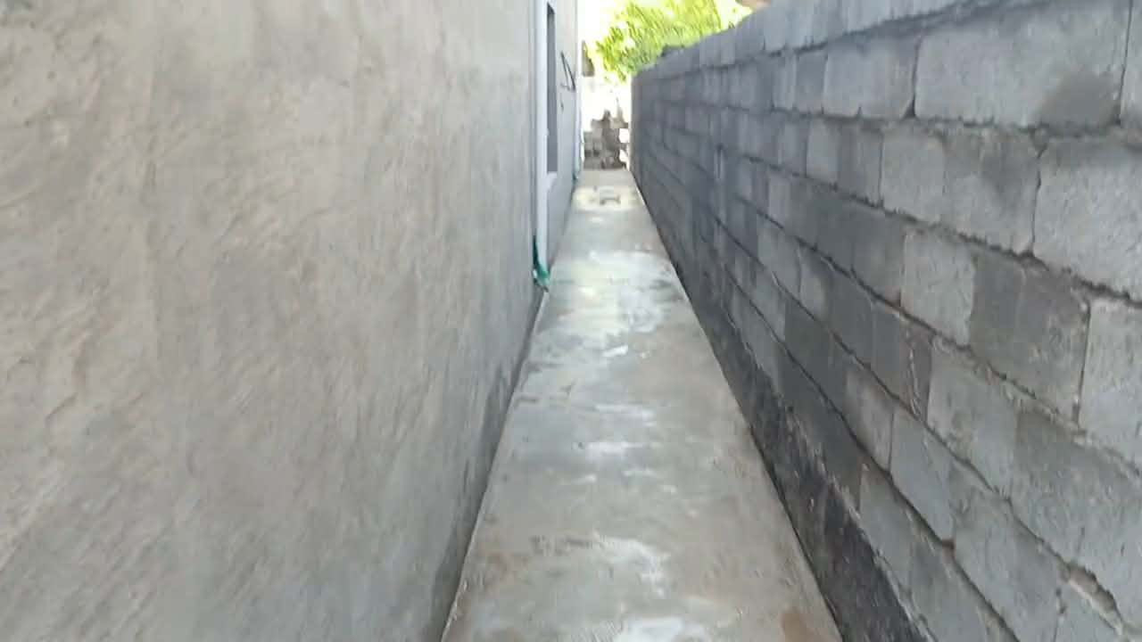 السلام عليكم
بيت للبيع المساحه 405 متر  سيراميك كامل + ازاره كامل يحتاج بس لبخ داخلي وارضيه
مساحة البناء تقريباا 220
غرفتين 5*5
حولي 8.30 *4
مطبخ 5*5 
استقبال 7*5
حمام 2.60*1.50
منزع 1.30.140
كريدور1.30*1.30
خدمات الماء والتبليط والكهرباء واصلات لباب البيت 
المكان المصلحيه/محيريجات على الشارع العام خلف مدرسة المهمين الابتدائيه

***********
