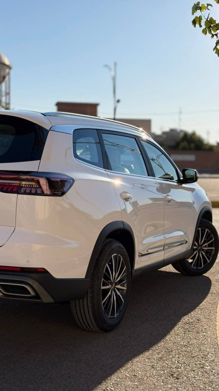 #شيري_تيكو8برو_بلكن_هايبرد 
ماشية 2000كم 
العنوان بغداد 
السعر 285$ 
موديل. 2024
كلين تايتل -luxury 
المواصفات الأساسية:
النوع: سيارة SUV هجينة (Plug-in Hybrid).
المحرك: 1.5 لتر تيربو + محرك كهربائي.
القوة: 320 حصان (إجمالية).
عزم الدوران: 510 نيوتن متر.
ناقل الحركة: DHT (ناقل حركة مباشر هجين).
نظام الدفع: دفع أمامي.
سعة البطارية: 19.27 كيلو واط/ساعة.
المدى الكهربائي: 75 كم لكل شحنة.
استهلاك الوقود: حوالي 4 لتر/100 كم (في الوضع الهجين).
التسارع (0-100 كم/س): حوالي 7.6 ثواني.
المقاعد: 5 مقاعد (تتوفر بـ 7 مقاعد في بعض الفئات). 
التقنيات والميزات:
الشاشات: شاشة معلومات ترفيهية وشاشة عدادات رقمية مدمجة مقاس 24.6 بوصة.
نظام الصوت: نظام صوتي فاخر من سوني مع 8 أو 10 مكبرات صوت.
الشحن: شاحن لاسلكي للهواتف.
ميزات أخرى: كاميرا 360 درجة، فتحة سقف بانورامية، فتح وإغلاق كهربائي لباب الصندوق الخلفي، تشغيل بضغطة زر. 
السلامة والأمان:
الوسائد الهوائية: 6 وسائد هوائية.
أنظمة مساعدة السائق: نظام الثبات الإلكتروني، مساعدة الفرامل الطارئة، التحكم في نزول التلال، مراقبة ضغط الإطارات، مثبت سرعة ذكي. 

يمكنك الاتصال على الرقم 

***********
