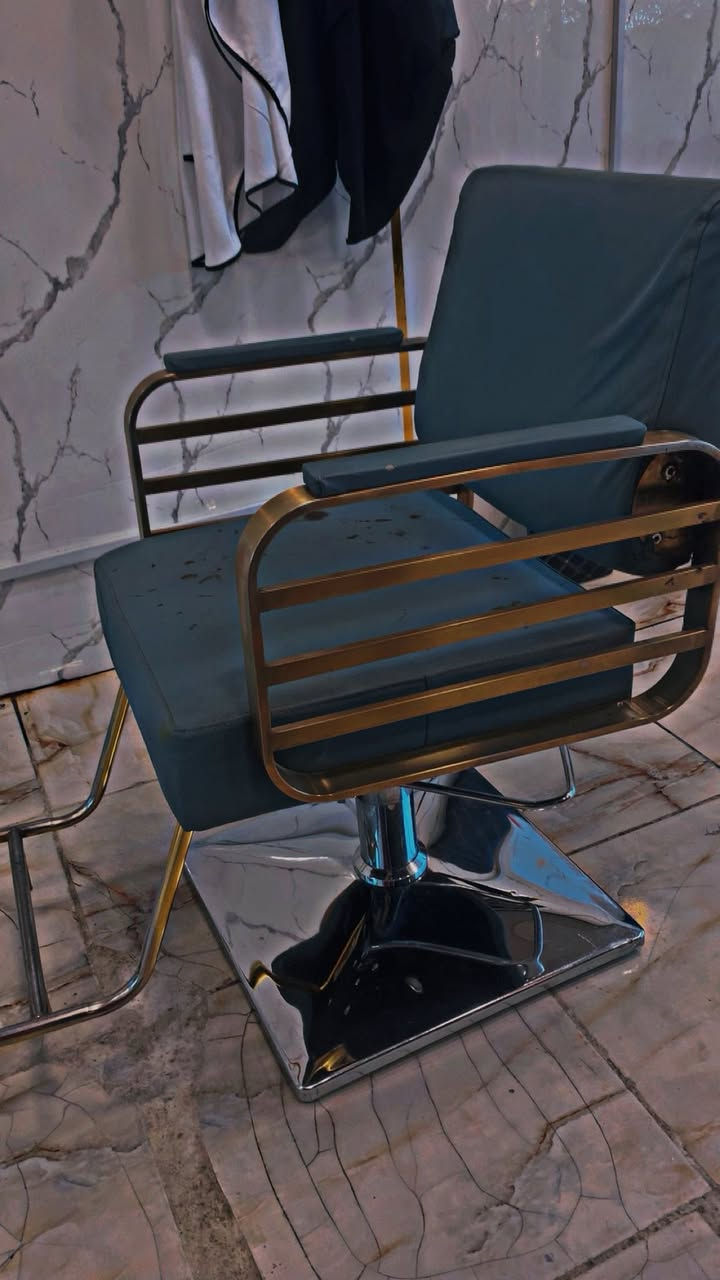 حبايب كراسي زوج لون نيلي نضيفات كلش كلشي مابيهن حبايب ثنينهن٣٠٠وبيهن مجال بصيط موقع📍البياع شرطه خامسه سويب رقم مبايل***********
