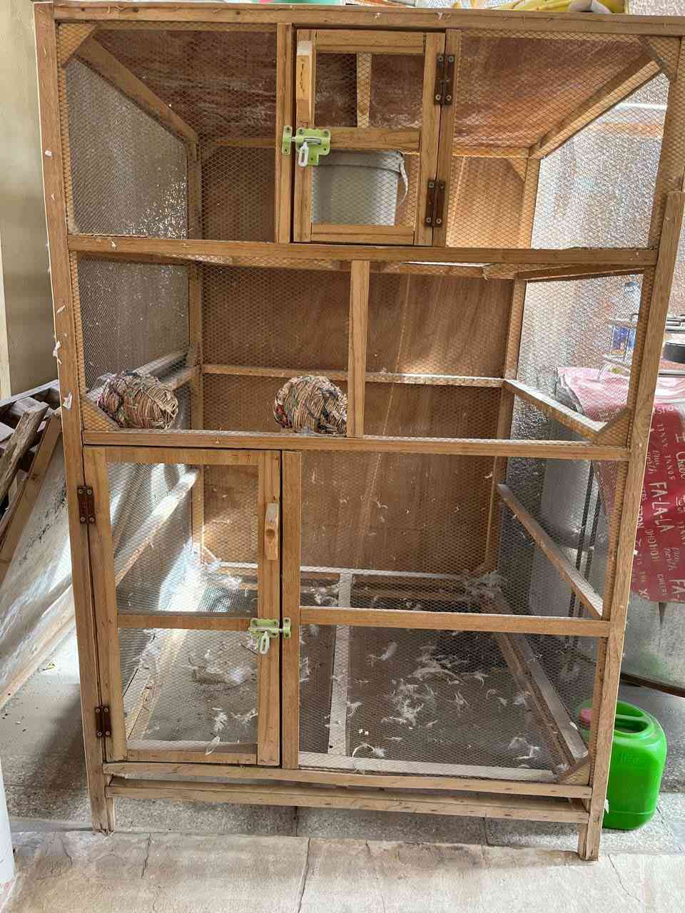 مرحبا اقفاص نظيفه بدون ضرر حجم كبير
الواحد ب٤٠ وبي مجال بسيط المكان الخسرويه 
اتصال فقط
***********
