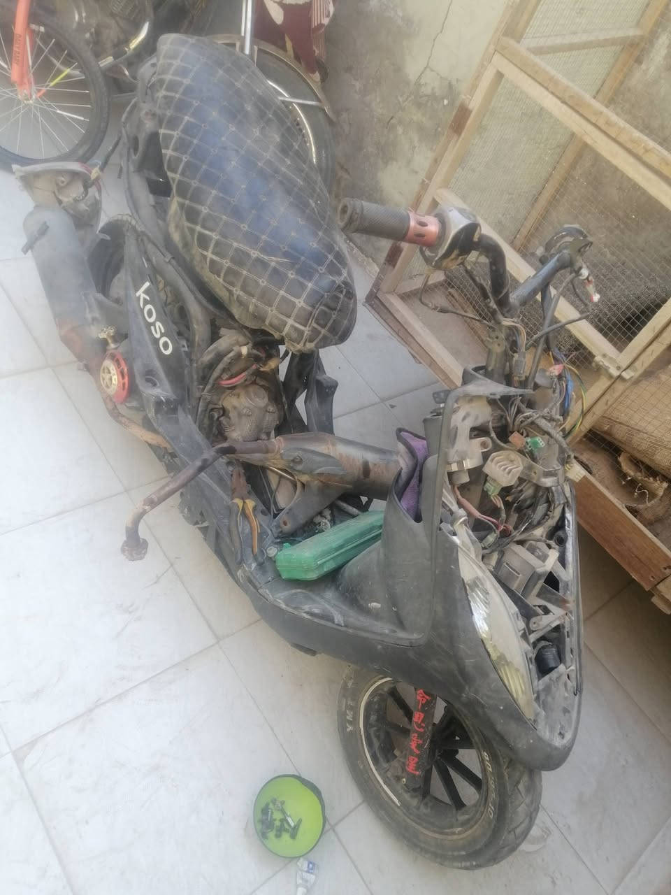 السلام عليكم عندي هاي الدراجه للبيع شغاله بس متروكه مكينته زينه ناعمه مترووووكه اكو غراض مالته موجودات وكو لا ماهنه يعني سواد كامل مالته وكفر موجود اسود وشوفت عينك رايده ب350. ومابيه كل مجال..    عنواني الدوانيه قضاء الشاميه، ***********
