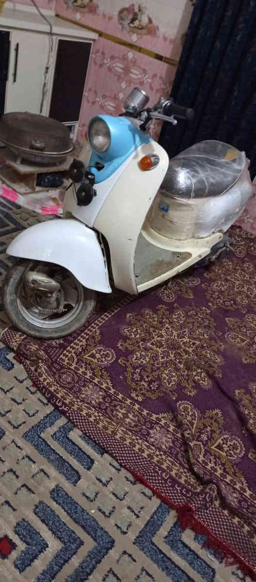 دراجه للبيع مثل ماتشوف بالصورة كاملة من كلشي لايت اشاير بك لايت كلها شغالة هورن بس اكو فطر خفيف كلش خفيف بالشاصي مامبين ملحوم لحيم السعر الاتصال ***********
