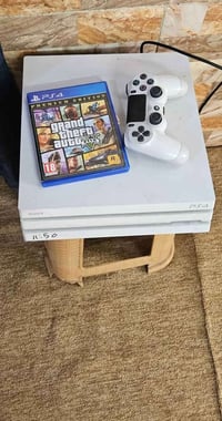 بلي ستيشن 4 برو • نظيف ٩٥٪ • يد أصلية