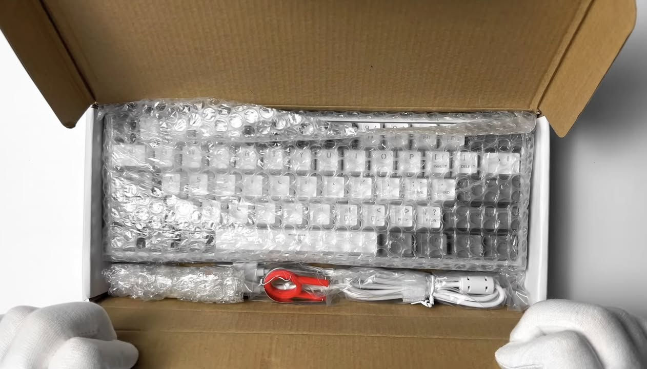 كيبورد
النوع: ميكانيكي (Mechanical Keyboard)
 • الحجم: 60% (بدون Numpad – صغير ومناسب للألعاب)
 • الإضاءة: RGB بإضاءة قابلة للتخصيص (Chroma RGB)
 • المفاتيح: Red Switches (سريعة وخفيفة – ممتازة للألعاب)
 • الاتصال: سلكي (Wired USB-C Detachable Cable)
 • عدد الأوضاع الضوئية: أكثر من 20 وضع إضاءة مختلف
 رايده (40الف)

ماوس 
النوع: ماوس ألعاب سلكي (Wired Gaming Mouse)
 • المستشعر: بصري عالي الدقة (High-Precision Optical Sensor)
 • أقصى دقة (DPI): 12,400 DPI (قابلة للتعديل)
 • عدد الأزرار القابلة للبرمجة: 5 أزرار
 • الذاكرة الداخلية: موجودة (On-board Memory لحفظ الإعدادات)
 • العمر الافتراضي للأزرار: حتى 20 مليون ضغطة
 • الوزن: فائق الخفة 42 غرام فقط
‏ • Polling Rate: حتى 1000Hz (1ms) لسرعة استجابة عالية جدًا رايده (35)
وبطاريات شحن ليدة رايده ( 10 الف )
ماوس باد رايده (10) 
يوجد توصيل كافة المحافظات


**إذا كنت صاحب هذا الإعلان وتريد حذفه لأي سبب، رجاءا أرسل رسالة إلى الدعم الفني**