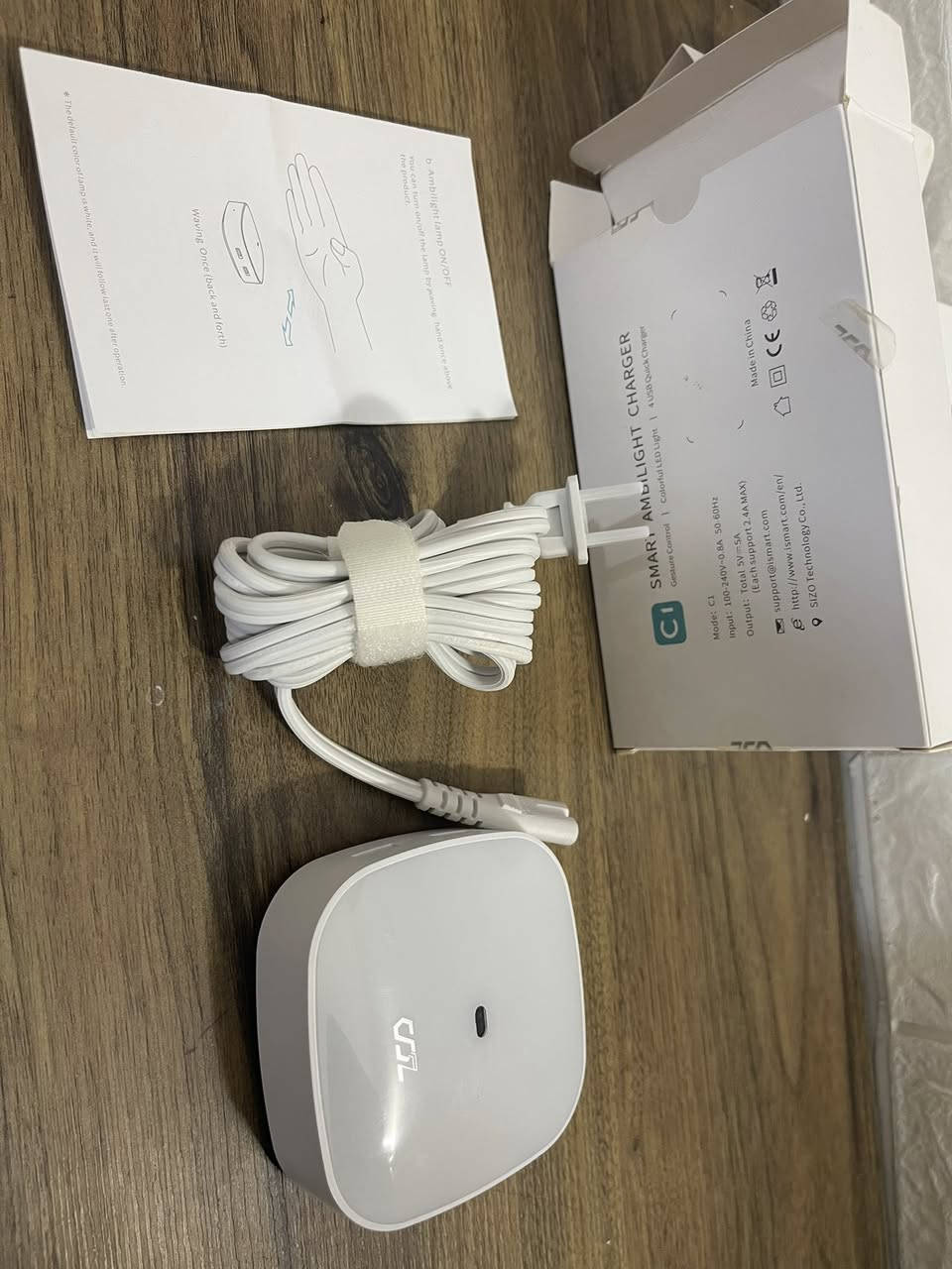 (Smart Ambilight Charger)
شاحن USB متعدد: يحتوي على 4 منافذ USB للشحن السريع (Quick Charger)

إضاءة LED ملونة: يعمل كإضاءة محيطة (Ambilight) بألوان متعددة 

التحكم بالإيماءات: يمكن تشغيل وإطفاء الإضاءة أو التحكم بها من خلال حركات اليد (Gesture Control) يعمل بجهد كهربائي يتراوح بين 100-240 فولت، ويوفر مخرج طاقة إجمالي بقدرة 5 فولت و 5 أمبير (بحد أقصى 2.4 أمبير لكل منفذ) 

السعر / 20 مع التوصيل


**إذا كنت صاحب هذا الإعلان وتريد حذفه لأي سبب، رجاءا أرسل رسالة إلى الدعم الفني**