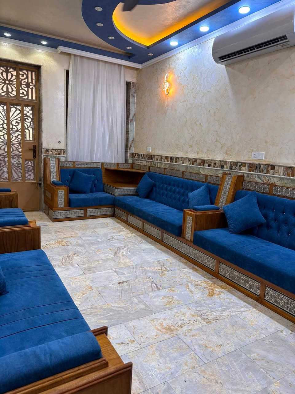 ديوان جديد ١٢مقعد تسكام خاص جبناه وصار عدنه ضرف كلفنة ٣ملايين نريدة بمليون ونص وبيه مجال للاستفسار الاتصال ***********
