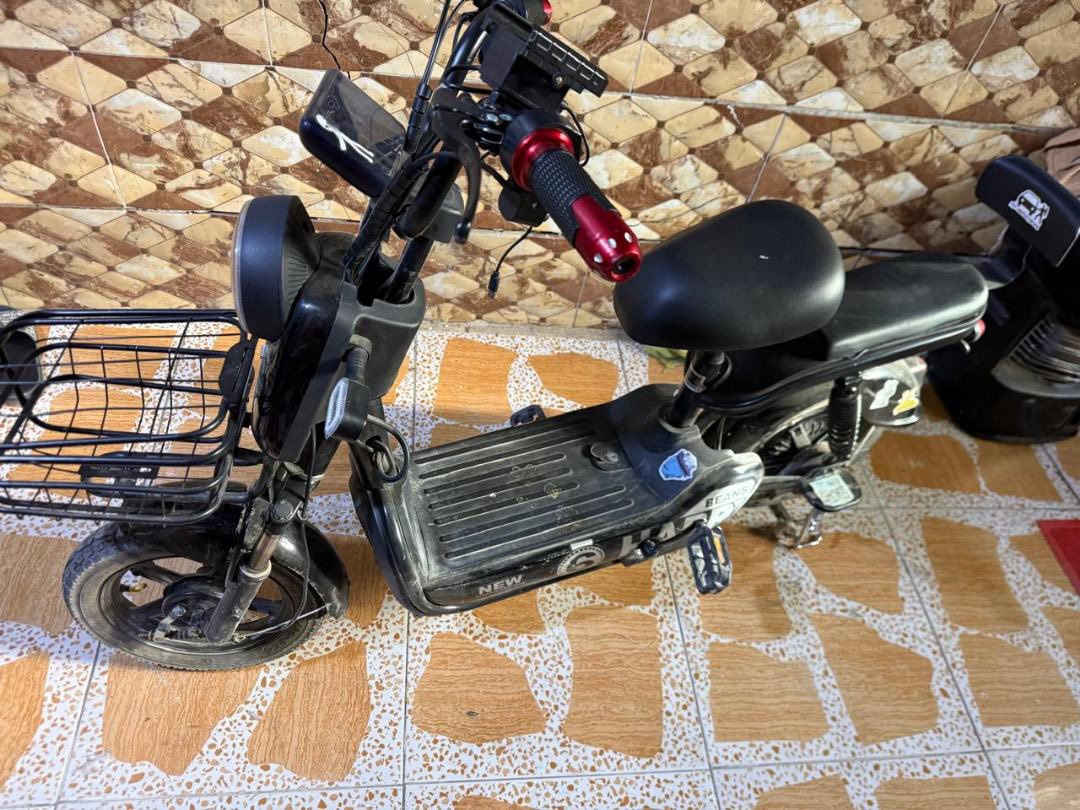 سلام عليكم دراجه شحن لل بيع حجم14 أربع بطاريات الدراجه حلوه و نضيفه  شتريتها ب 375 صارلها 4 اشهر مستخدمه شهرين بطاريات نظيفه 
ملاحظه ‼️الدراجه بيها الماشه موعوجه و الزنجيبل مالتها فقط
السعر 250 و بيها مجال 
مكاني بغداد الجديدة 
*********** او خاص
