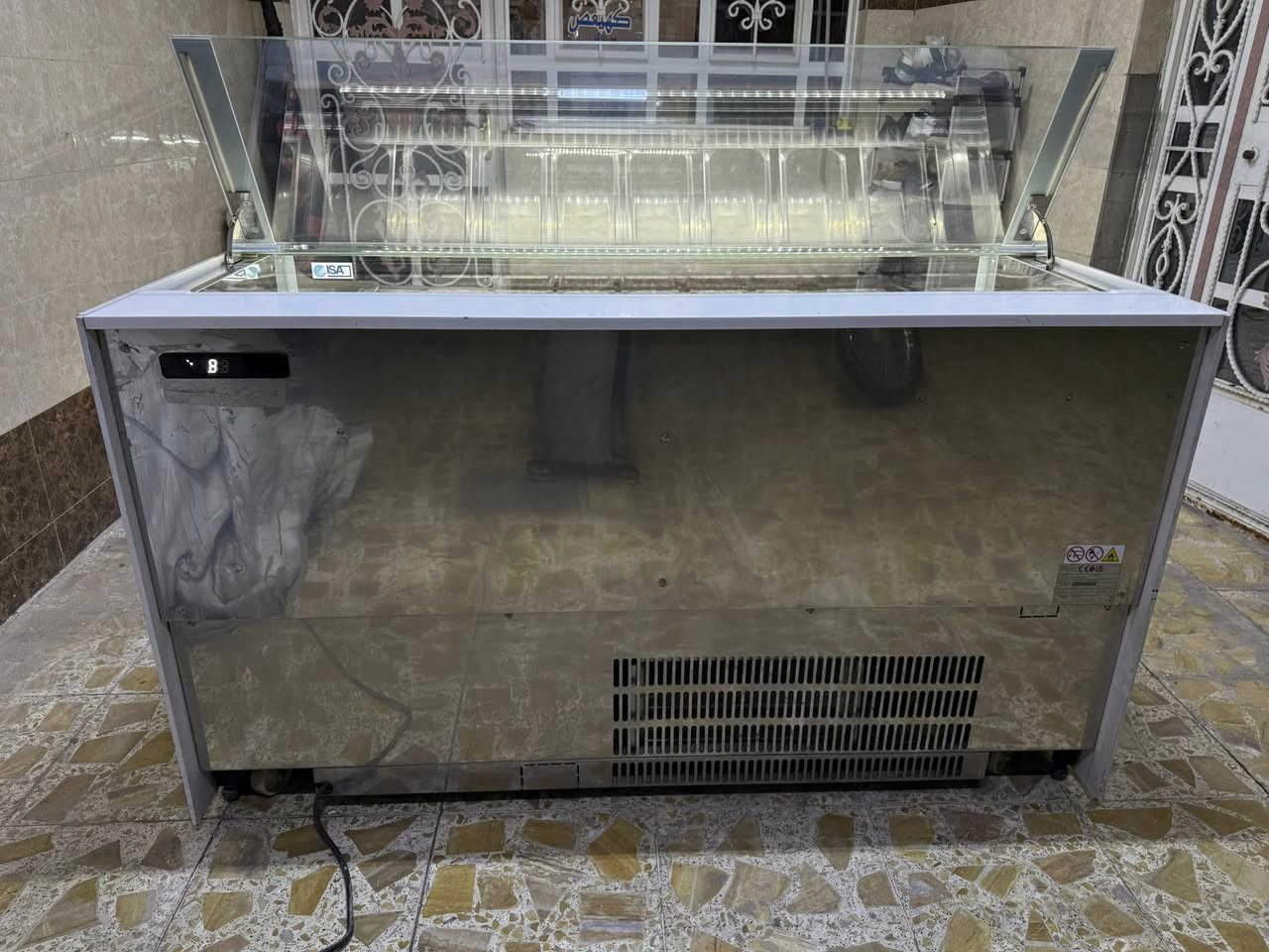 السلام عليكم عارضة ايس كريم من شركة ايز الأيطالية استعماله جداً قليل  ونظافة امبينه بالتصوير
⬇️تفاصيل العارضة⬇️

168،5.   العرض
74   العمق
95.  الارتفاع
9 بلانك صغير يصير 
و
6 بلانك كبير يصير

((مكان العارضة النجف الاشرف))
للتواصل وات ساب
***********
