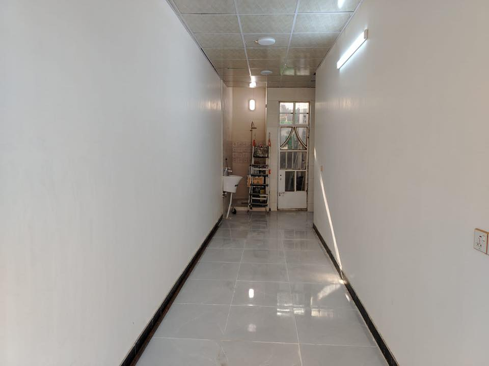 سلام عليكم 
قيصريه 40 متر الايجار العرض 2 متر *8 متر و غرفه 6*3 و خدمات حمام و المنور داخل بغداد شهداء العبيدي شارع المحافظ  الاستفسار الاتصال على الهاتف *********** أو المراسلة على الخاص
