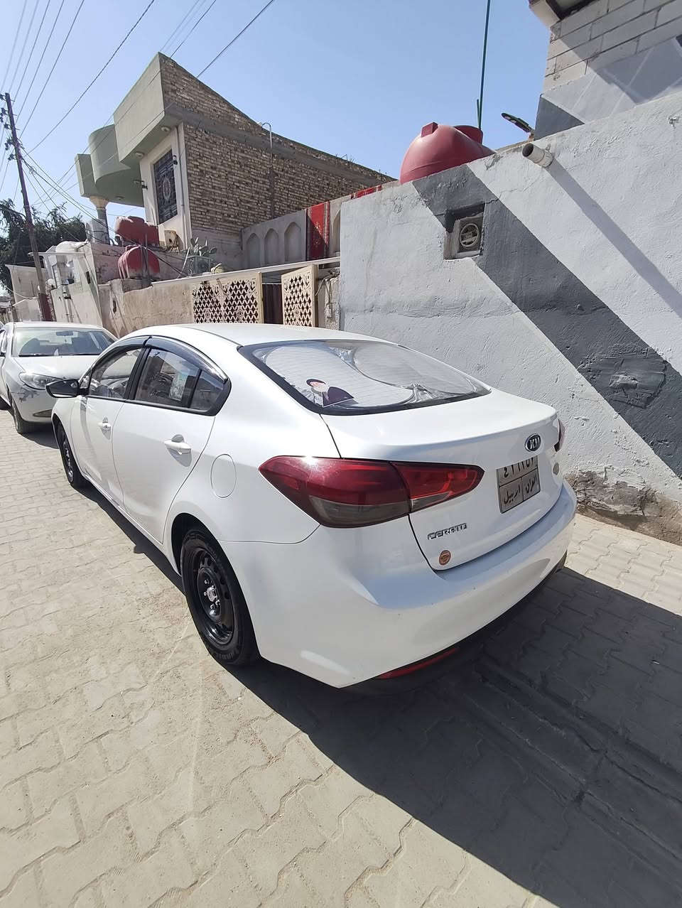 السلام عليكم
سيراتو 2017 بيه شويه صبغ بالجاملغ الامامي .الباقي كفاله سونار موجود. ماشيه 100 الف وشويه 
بيه بستم واكف .ابيع على وضعه .سعرها 125 وبيه مجال بسيط 
مكاني نجف . ***********
