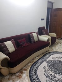 ١٠ مقاعد • نظيف • خشبة مكسورة