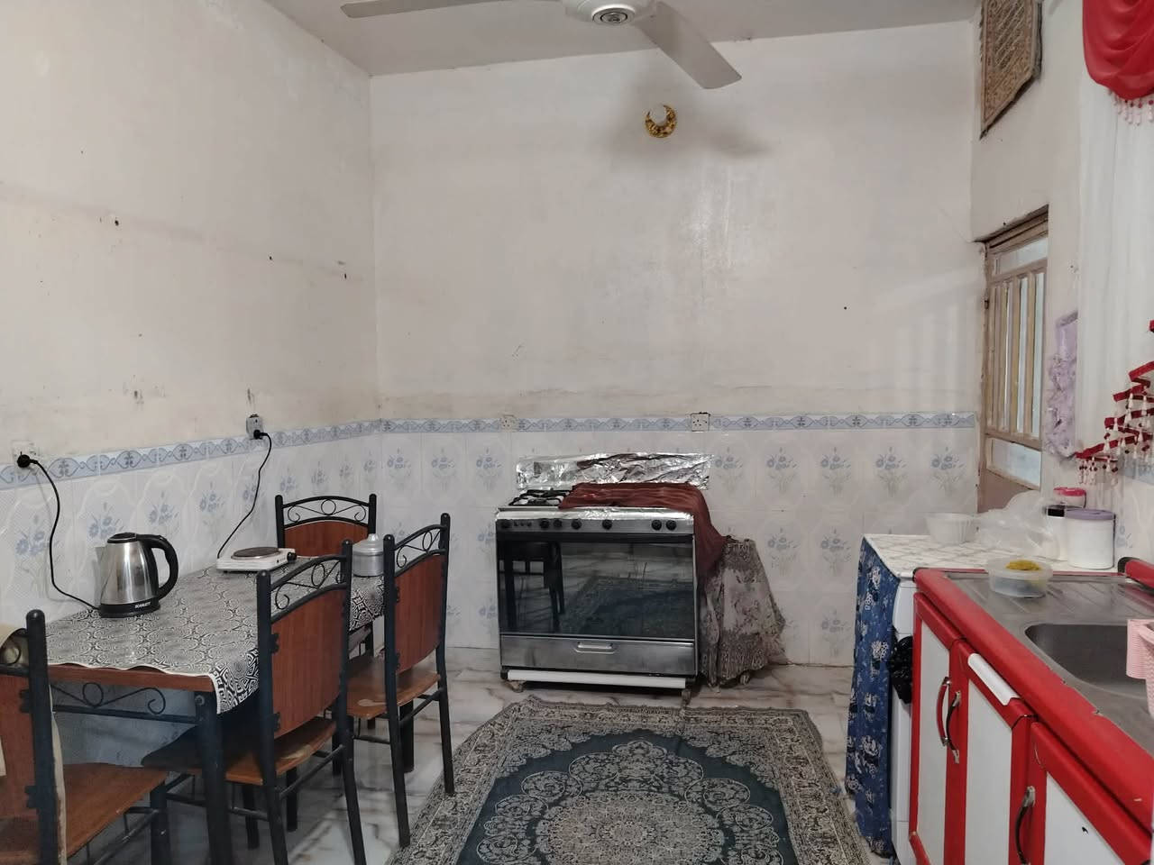 السلام عليكم 
مكلفة بالنشر بيت للبيع مساحته 260 متر 
غرفتين نوم
استقبال
مطبخ رئيسي + مطبخ حراري
صحيات داخلي+ خارجي
فول سيراميك
العنوان قاميشلان السعر ٢٨ مليون وبيه مجال
رقم الهاتف
***********
