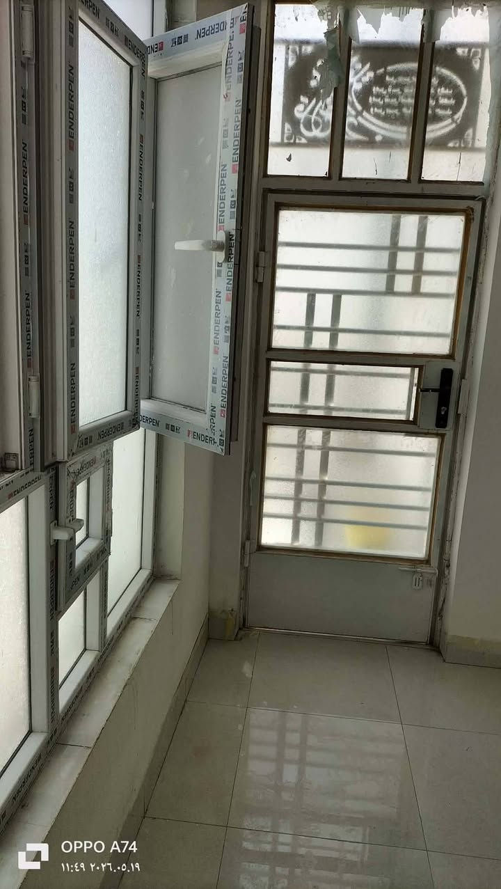 بيت المساحة 💯 مترطابو سند 25 بناء حديث طابوك واعكادة درجه اولى يحتوي على غرفه استقبال مطبخ صاله بدون قاطع بيتونه صحيات خارجية وداخليه الأرضية بورسلاين شبابيك بي بي سي الموقع قرب مستشفى القاسم خلف مطعم الفهد متوفره ماء كهرباء شارع قريب على الشارع العام. لاستفسار اتصل على هذا الرقم ***********

