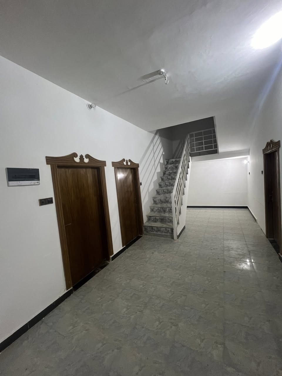 الدار للبيع / افضل موقع في حي الجامعة
الموقع حي الجامعة مقابل الباب الرئيسي لجامعة القادسية/ طابو صرف
المساحة /106 م / بناء عكادة
سنة البناء /2015
واجهة / 9 
نزال / 12
يحتوي الطابق الارضي على غرفة نوم وصالة واستقبال ومطبخ وحمام 
والطابق الثاني يحتوي على غرفة وحمام
عرض الشارع / 15م
***********
