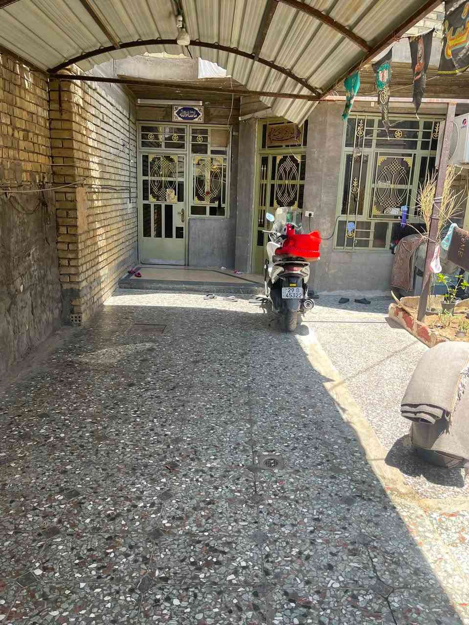 سلام عليكم بيت لبيع مساحه 150
واجهة 6نزال 25
بناء سنه 2020
يحتوي على ثلاث غرف نوم
وصالتين 
ومطبخين حار وبارد
وحمامين داخليات
وكراج وحديقه 
والاستقبال معزول

عنوان البيت الاورفلي مثلث السمجه
الفرع العريض من جهت غازي المضمد

الاستفسار ***********
