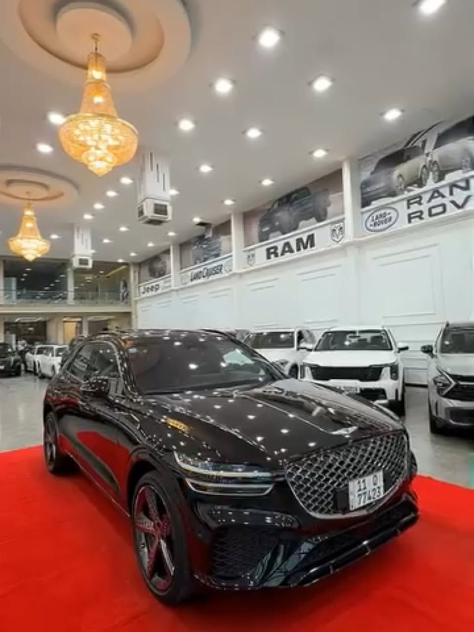 🇰🇷 جنسيس GV70 موديل 2023 - فئة Prestige للبيع 🇰🇷
🔹 المواصفات العامة والمحرك:
 الموديل: 2023
 الفئة: برستيج (Prestige) - أعلى فئة بالمواصفات (فول الفول)
 المسافة المقطوعة: 18 ألف فقط
 نظام الدفع: فور ويل (AWD)
🔹 المواصفات التكنولوجية والرفاهية:
 شاشة دشبول ديجيتال ثلاثية الأبعاد مقاس 12.3 بوصة
 شاشة عرض ونظام ملاحة مقاس 14.5 بوصة
 نظام صوتي فاخر (Lexicon Premium Sound System)
 بصمة تشغيل مع نظام التعرف على بصمة الإصبع
 ناقل حركة ماوس إلكتروني مع شفتات ستيرن
 فتحة سقف بانوراما
 إضاءة داخلية محيطية (Ambient Lighting)
 كشنات جلد طبيعي فاخر (تحكم كهرباء + تدفئة وتبريد + ذاكرة خزن)
 نظام تكييف أوتوماتيكي ثلاثي المناطق
🔹 أنظمة الأمان والقيادة الذكية:
 رادار أمامي ونظام تجنب الاصطدام المتطور
 رادار جانبي ونظام مراقبة النقاط العمياء
 نظام تحديد المسار والحفاظ على الممر
 كروز سرعة ذكي متكيف (Smart Cruise Control)
 كاميرات 360 درجة (محيطية) مع حساسات أمامية وخلفية
🔹 حالة السيارة (الضرر والصبغ):
 الضرر: جاملغ وبنيد
 التفاصيل: جاملغ و بنيد مستبدل نفس اللون، وجاملغ خلفي مصبوغ
💵 السعر: 280 ورقة ($28,000)
📞 للاتصال والاستفسار: ***********/***********
