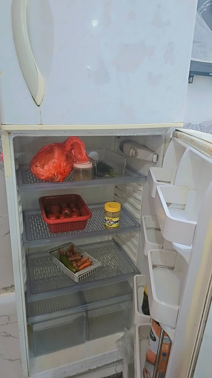 ثلاجه نوع تركي حجم وسط تشتغل ونضيفه ومامصلحه ابد سعره ١٠٠
***********
