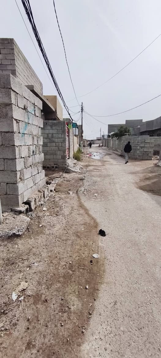 السلام عليكم للبيع هيكل مساحته 100 متر  سند 25 مباشر
تسجله ب اسمك مي و كهرباء وتبليط لباب البيت يبعد عن الشارع العام تقريبن 250 متر خلف مراكت المسعودي واجهة 5 
ونزال 20 السعر 25 مليون للستفسار ***********
