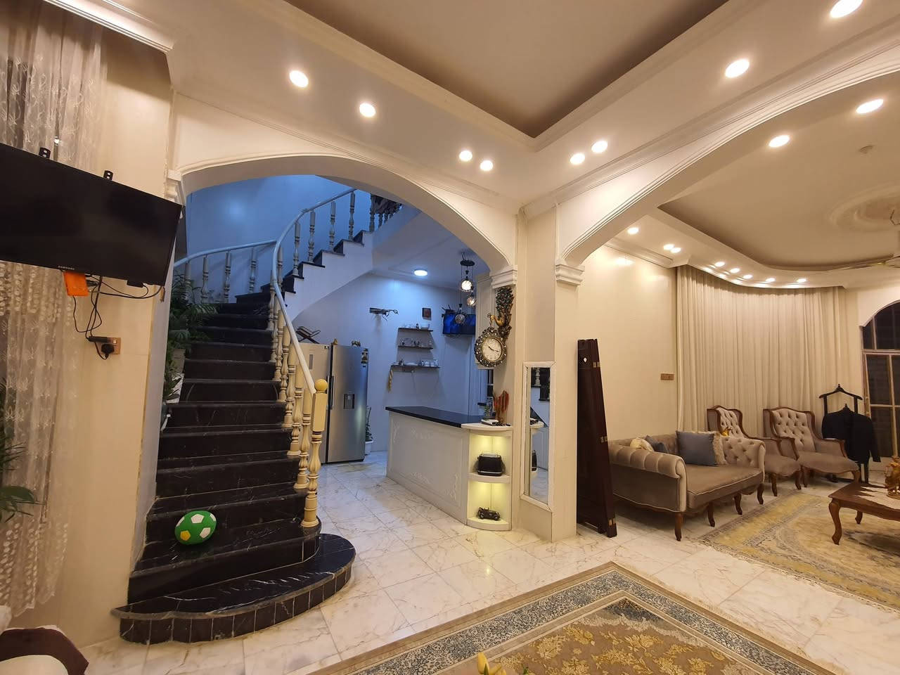 سلام عليكم
💎 بيت للبيع مع الاثاث  وبدون الاثاث– موقع مميز في قلب كربلاء!
يبعد عن الامامين (ع) مسافة ١٠ دقائق
📍 الموقع: كربلاء – باب طوريج كنطرة السلام – خلف شركةMg للسيارات 
📐 المساحة: 100 متر مربع
📏 الواجهة: 8 متر – النزال: 12 متر
🏗️ البناء: طابقين – درجة أولى وتشطيب فاخر
🏡 تفاصيل الطابق الأول:
🚗 كراج 
🍽️ مطبخ عصري
🛋️ صالة واستقبال راقي
🚿 خدمات صحية + منوّر داخلي
🏙️ تفاصيل الطابق الثاني:
🛏️ غرفة نوم (سويت + حمام خاص)
🛏️ غرفة نوم ثانية
👗 غرفة ملابس
🛁 حمام رئيسي واسع وفاخر

✨ المميزات:
🧱 أرضيات مرمر تركي + بورسلين فخم
🧽 جدران سيراميك هندي عالي الجودة
🌈 سقوف ديكورية أنيقة تضيف لمسة جمالية فريدة

🔒 البيت مثالي لعائلة راقية تبحث عن راحة،  واستقرار في موقع حيوي قريب من الخدمات والإمامين الحسين والعباس (عليهما السلام) 🏪🏥

للاستفسار ***********
