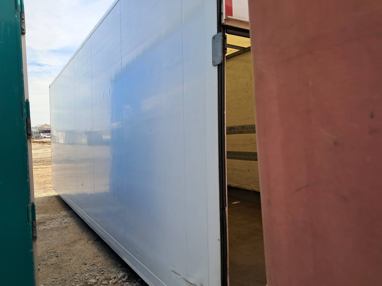 بودي كامل للبيع مع كابين ٧ وربع هاتف ***********
