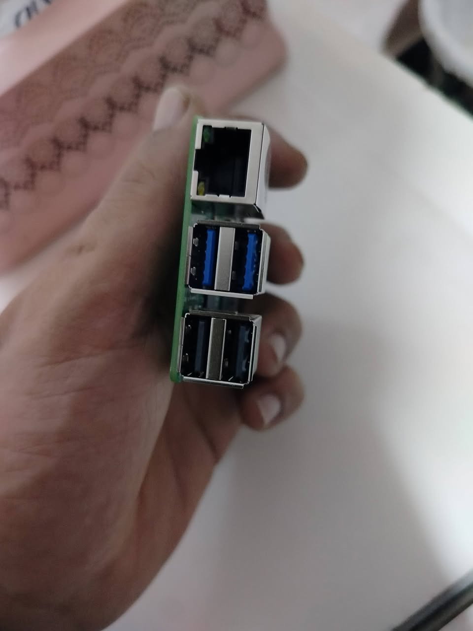 جديد
+3                    هذا الجهاز هو Raspberry Pi 5، وهو كمبيوتر صغير الحجم يستخدمه الهواة والمهندسون لتنفيذ مشاريع برمجية وإلكترونية متقدمة.اللوحة تحتوي على معالج رباعي النواة من نوع Arm Cortex-A76 يعمل بتردد 2.4 جيجاهرتز، مما يوفر أداءً أسرع بمرتين إلى ثلاث مرات من الإصدار السابق.الموديل الموضح في الصورة يأتي بذاكرة وصول عشوائي (RAM) بسعة 8 جيجابايت.تتميز اللوحة بمنافذ HDMI مزدوجة تدعم دقة 4K ومنافذ USB 3.0 لتوصيل الملحقات


**إذا كنت صاحب هذا الإعلان وتريد حذفه لأي سبب، رجاءا أرسل رسالة إلى الدعم الفني**