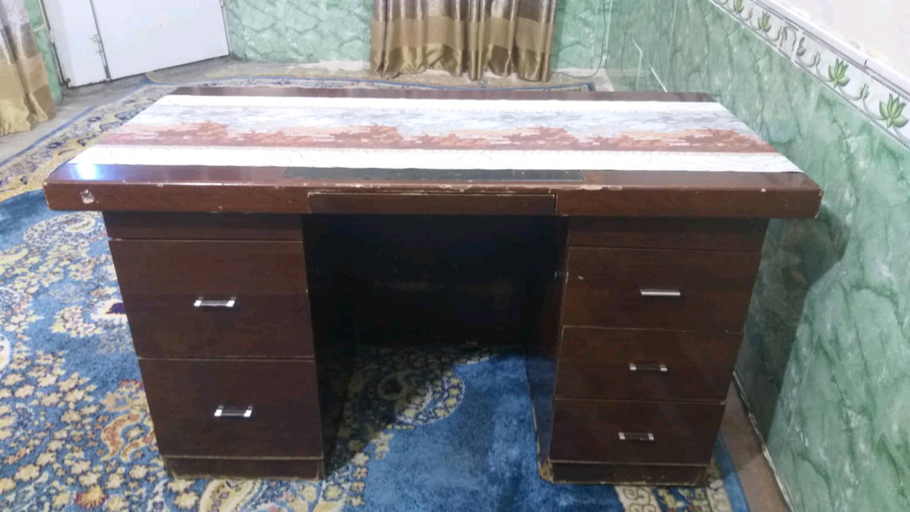 ميز مكتبي نظيف للبيع السعر 75 وبيه مجال مستعجلين علئ البيع للتواصل  المكان النجف ***********