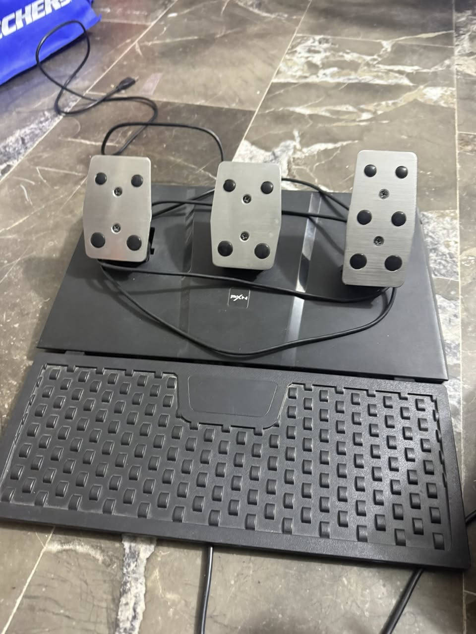 السلام عليكم للبيع دركسون V9 pxn
‏كير عادي  يوجد فيه شفتات تحريك فره كامله جهاز نضيف مستعمل قليل السعر / 90 بي مجال بسيط 
الاستفسار/ *********** 
ملاحضه / يوجد توصيل  🚚
