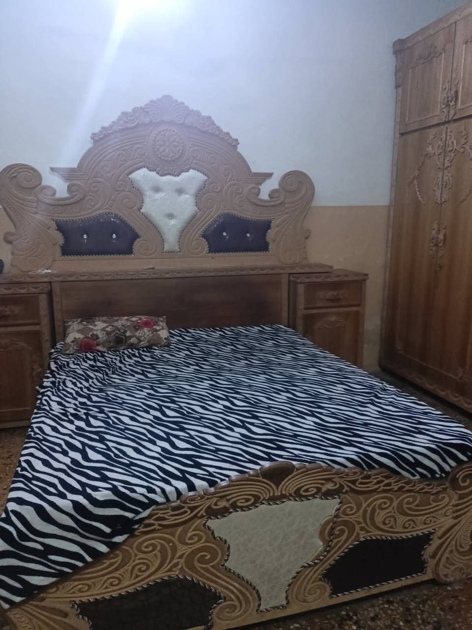 غرفة خشب عراقي مستعمل سعر 850
بس ناقصها صبغ لين مامصبوغة وزاوية مابيها
***********
