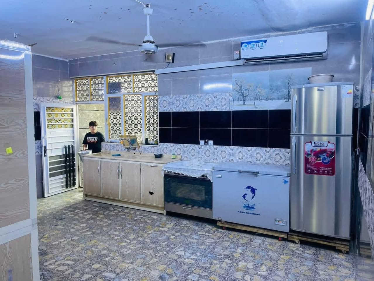 سلام عليكم دار للبيع م200
جنس العقار ( طابو صرف ) 
مساحت العقار (200م)
البيت طابقين 
واجهة البيت (10) والنزال (20) 
يحتوي الطابق الأول على 3 صحيات + مضيف + صالة كبيرة + غرفتين نوم + مطبخ كبير + مطبخ حار + ترك 
يحتوي الطابق الثاني على 4 غرف نوم معى صحيات عدد 2 + صالة كبيرة يحتوي الطابق الثالث على بيتونة + غرفة كبيرة ( مخزن ) 
العنوان : حي اور حي الكوفة منطقة 60 قرب مخازن تجارة 
السعر : 360 وبي مجال الطيبين 
الأستفسار : ***********
                    ***********
