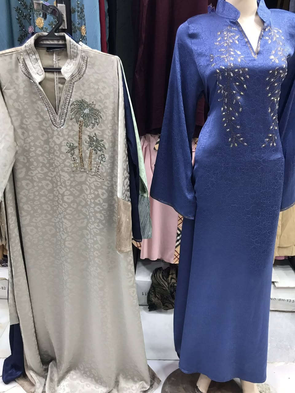 جديدنا اليوم.. دشاديش نسائية فخمة بتصاميم مميزة! 👗
​تميزي بنقشة "التايجر" الهادئة مع تطريز النخيل، أو اختاري الموديل المطرز بلمسات لامعة على الصدر.
​الألوان: (أزرق - كحلي - زيتوني - بيج).
​القماش: صيفي ناعم وبجودة عالية.
​القياسات: متوفرة قياسات خاصة.
​📍العنوان: المسيب السوق الكبير سوق محلات الذهب مقابل ابو فاطمة للفرفوري 
سارعي بالحجز فالكمية محدودة! 🛍️


**إذا كنت صاحب هذا الإعلان وتريد حذفه لأي سبب، رجاءا أرسل رسالة إلى الدعم الفني**